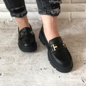 Mokasyny czarne matowe ze złota klamrą