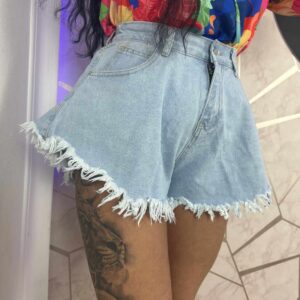 Poszarpane spodenki jeansowe